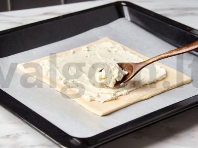 Paprastas pyragas su varškės sūriu ir svogūnais Žingsnis 2