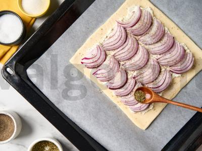 Paprastas pyragas su varškės sūriu ir svogūnais Žingsnis 3