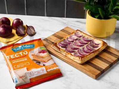 Paprastas pyragas su varškės sūriu ir svogūnais pagrindine nuotrauka