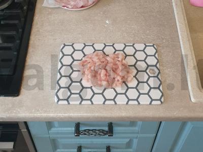 Vištienos kotletai su svogūnais ir sūriu pietums Žingsnis 1