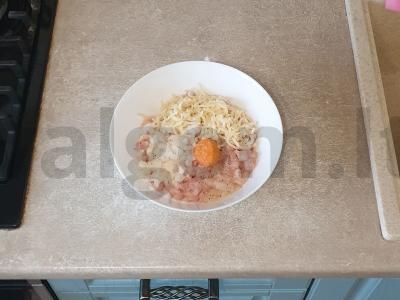 Vištienos kotletai su svogūnais ir sūriu pietums Žingsnis 4