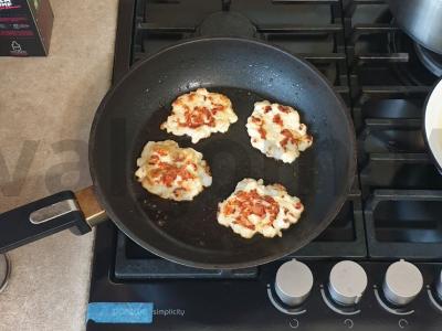 Vištienos kotletai su svogūnais ir sūriu pietums Žingsnis 6