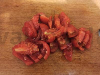 Salotas su žiedine kopūstu, salotų lapais ir pomidoru Žingsnis 1