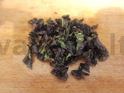 Salotas su žiedine kopūstu, salotų lapais ir pomidoru Žingsnis 2