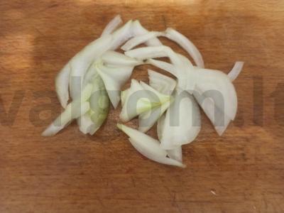 Salotas su žiedine kopūstu, salotų lapais ir pomidoru Žingsnis 3