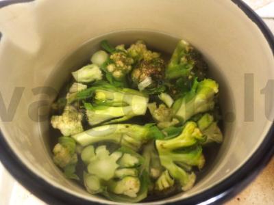 Salotas su žiedine kopūstu, salotų lapais ir pomidoru Žingsnis 4