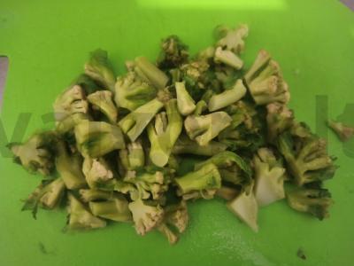 Salotas su žiedine kopūstu, salotų lapais ir pomidoru Žingsnis 5