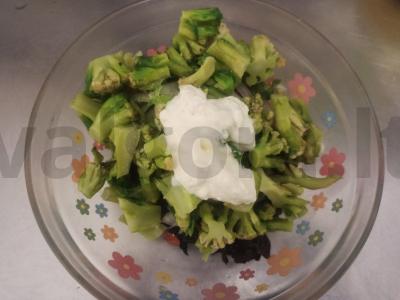 Salotas su žiedine kopūstu, salotų lapais ir pomidoru Žingsnis 6