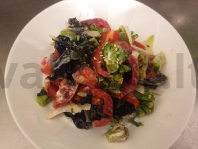 Salotas su žiedine kopūstu, salotų lapais ir pomidoru pagrindine nuotrauka