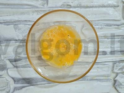 Sotūs omletas su kumpiu ir sūriu tortilijoje Žingsnis 1