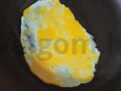 Sotūs omletas su kumpiu ir sūriu tortilijoje Žingsnis 2