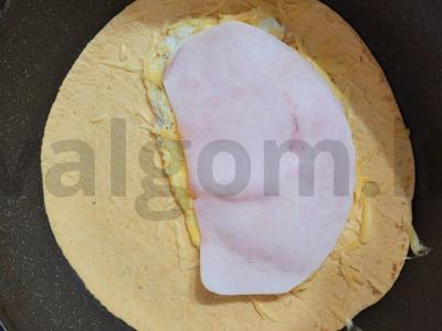 Sotūs omletas su kumpiu ir sūriu tortilijoje Žingsnis 5