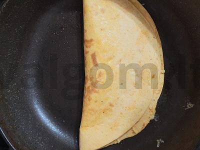 Sotūs omletas su kumpiu ir sūriu tortilijoje Žingsnis 6