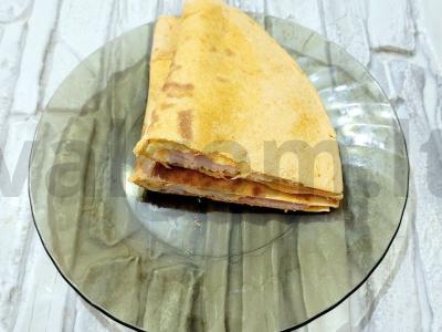 Sotūs omletas su kumpiu ir sūriu tortilijoje pagrindine nuotrauka