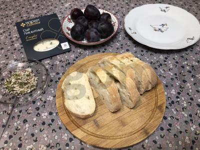 Brusketa su slyvomis ir mėlynuoju sūriu Žingsnis 1