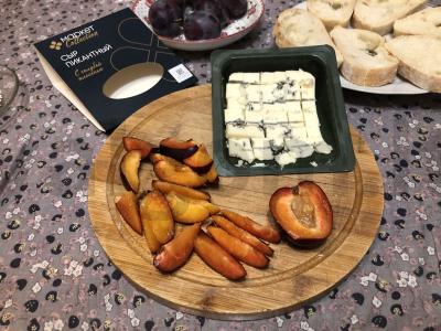 Brusketa su slyvomis ir mėlynuoju sūriu Žingsnis 2