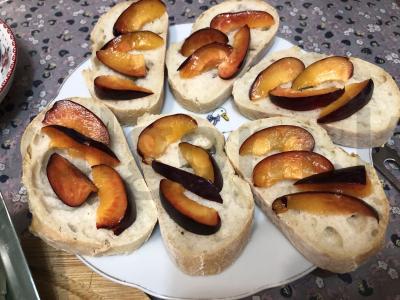 Brusketa su slyvomis ir mėlynuoju sūriu Žingsnis 3