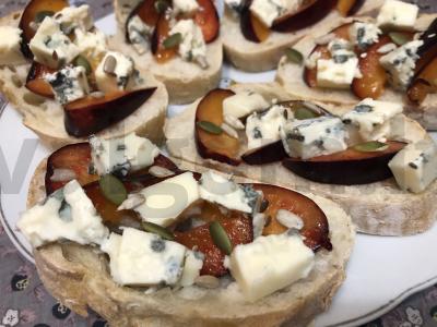 Brusketa su slyvomis ir mėlynuoju sūriu Žingsnis 5