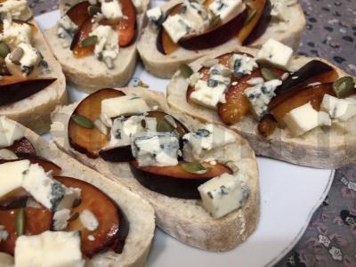 Brusketa su slyvomis ir mėlynuoju sūriu pagrindine nuotrauka