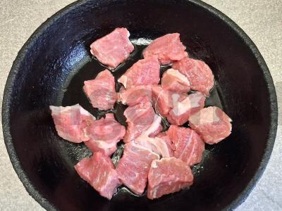 Plovas su jautiena ir granatų sėklomis Žingsnis 1