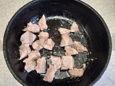 Plovas su jautiena ir granatų sėklomis Žingsnis 2