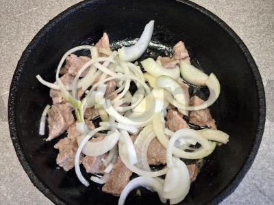 Plovas su jautiena ir granatų sėklomis Žingsnis 3