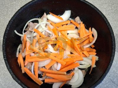 Plovas su jautiena ir granatų sėklomis Žingsnis 4