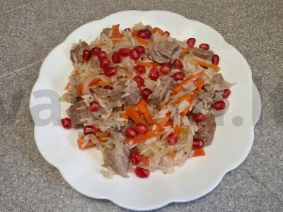 Plovas su jautiena ir granatų sėklomis pagrindine nuotrauka