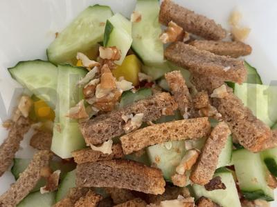 Salotos su graikiniais riešutais ir ruginių sausainių Žingsnis 6