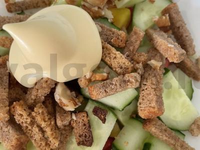 Salotos su graikiniais riešutais ir ruginių sausainių Žingsnis 7