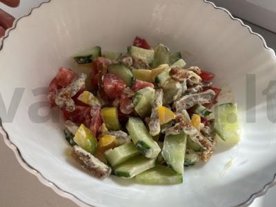 Salotos su graikiniais riešutais ir ruginių sausainių pagrindine nuotrauka