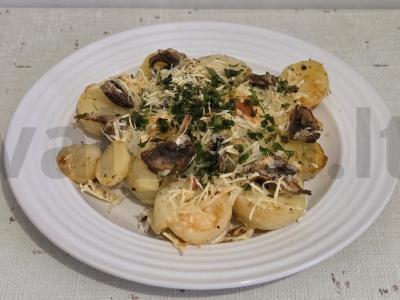 Švelni bulvė su pievagrybiais pagrindine nuotrauka