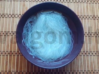 Funchosa su dešrelėmis ir alyvuogėmis Žingsnis 2