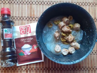 Funchosa su dešrelėmis ir alyvuogėmis Žingsnis 3