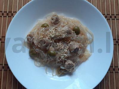 Funchosa su dešrelėmis ir alyvuogėmis pagrindine nuotrauka