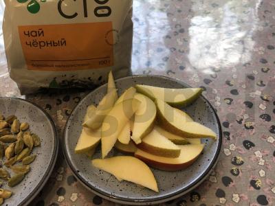 Arbata su kriauše ir kardamonu Žingsnis 1