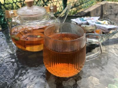 Arbata su kriauše ir kardamonu pagrindine nuotrauka