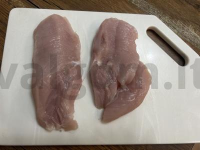 Vištienos filė, kepta su paprikomis po sūriu Žingsnis 1