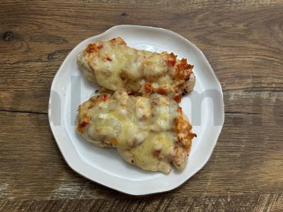 Vištienos filė, kepta su paprikomis po sūriu pagrindine nuotrauka