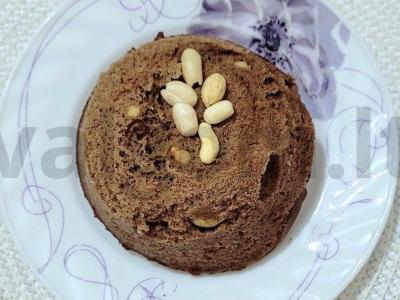 Švelnus šokoladinis žemės riešutų keksiukas mikrobangų krosnelėje pagrindine nuotrauka