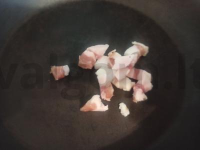 Omletas su pomidoru ir marinuotais voveraitėmis Žingsnis 1