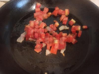 Omletas su pomidoru ir marinuotais voveraitėmis Žingsnis 2