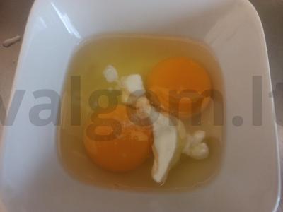 Omletas su pomidoru ir marinuotais voveraitėmis Žingsnis 3