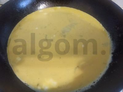 Omletas su pomidoru ir marinuotais voveraitėmis Žingsnis 4