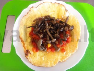 Omletas su pomidoru ir marinuotais voveraitėmis Žingsnis 5
