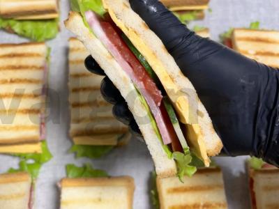 Mini sumuštinis su kumpiu ir slyvų padažu pagrindine nuotrauka