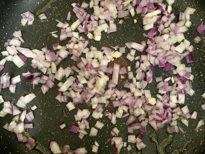 Makaronai su troškiniu ir daržovėmis per 30 minučių Žingsnis 1