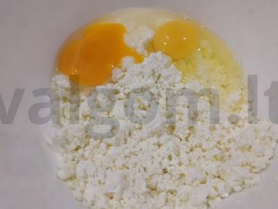 Varškės keksiukai su manų kruopomis ir razinomis Žingsnis 2