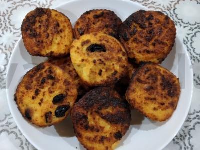 Varškės keksiukai su manų kruopomis ir razinomis pagrindine nuotrauka