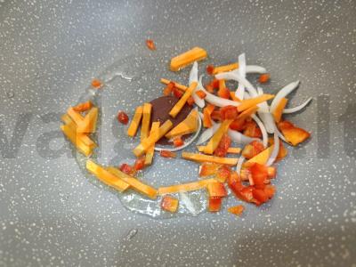 Keptas patiekalas su kiauliena ir paprikomis Žingsnis 1